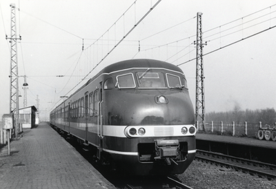 161062 Afbeelding van het electrische treinstel nr. 508 (mat. 1964, plan T) van de N.S. bij de halte Hembrug te Zaandam.